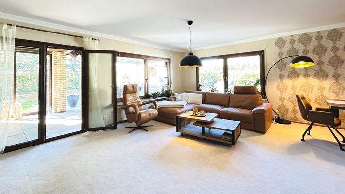 Wohnzimmer mit Zugang zum Wintergarten