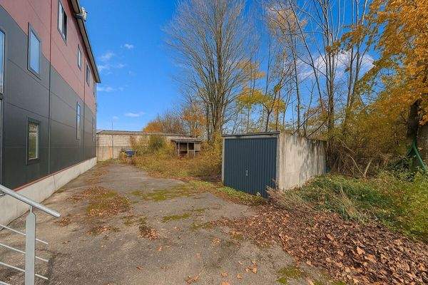 Garten hinter der hinteren Halle