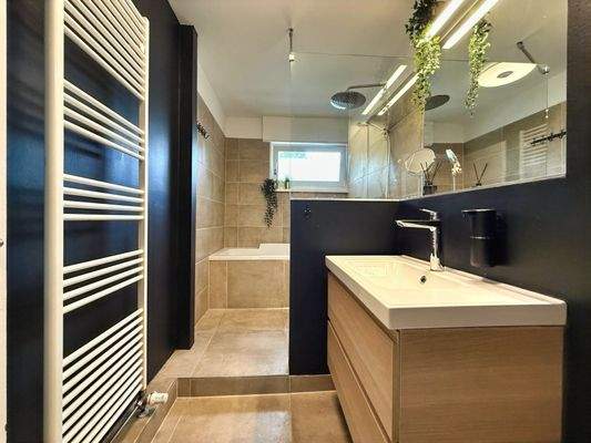 EG • tagesbelichtetes Wannen- und Duschbad