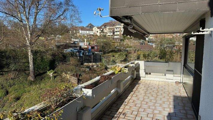 Überaus großer, teilüberdachter Balkon