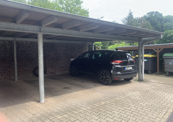 Carport auf dem Hof