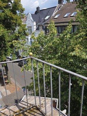 Balkonaussicht zur Straße