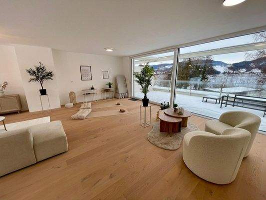 Lounge im Dachgeschoss mit winterlichem Ausblick