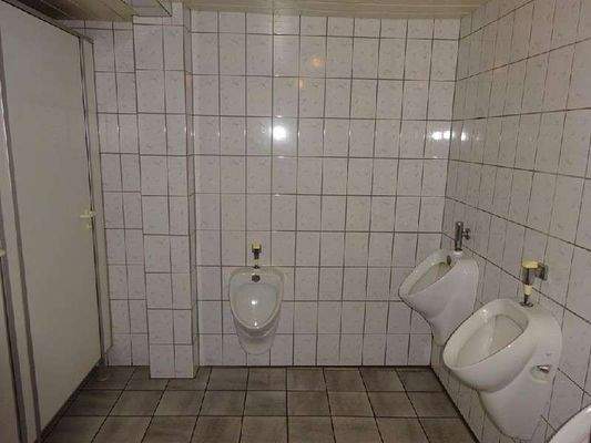 Herrentoilette im Erdgeschoss
