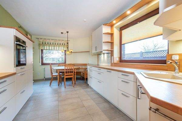 moderne Wohnküche mit Terrasse