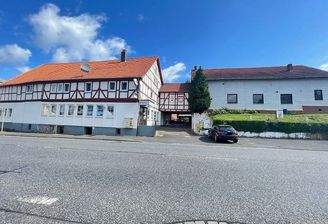 Straßenansicht mit Parkplätzen