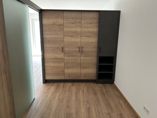 Moderner Kleiderschrank