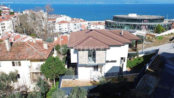 Villa with Pool Within Walking Distance of the Port in Bursa Mudanya
