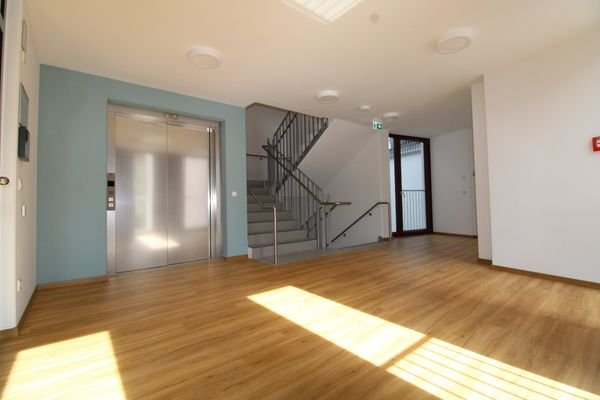 helles Treppenhaus mit Lift