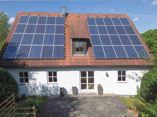 Rückansicht Haus mit Terrasse und PV-Anlage