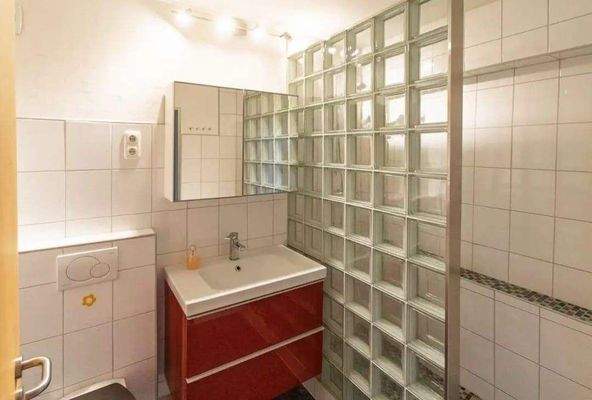 Badezimmer mit großer Dusche