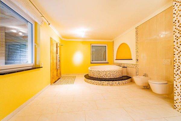 Wellnessbadezimmer mit ausreichend Platz