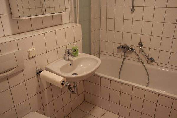 Bad mit Wanne und WC