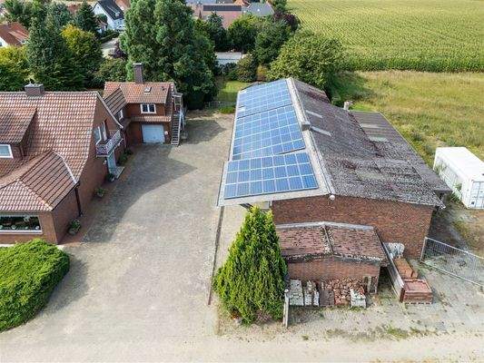 Ansicht Hofeinfahrt mit Wohnhaus und Lagerhallen 