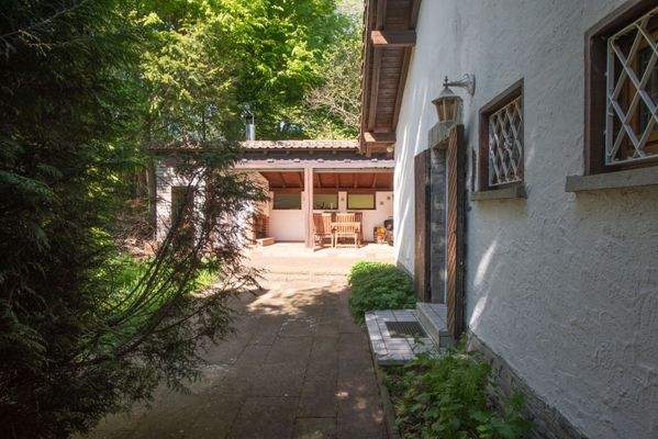 Überdachter Freisitz mit Kamin