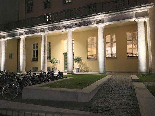 Eingangsbereich am Abend