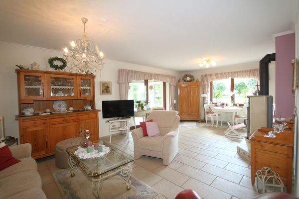 Das geräumige, lichtdurchflutete Wohnzimmer