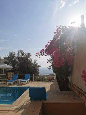 Am Pool mit dem blick zum Meer