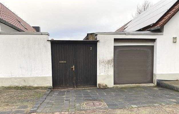 Einfahrt und Garage