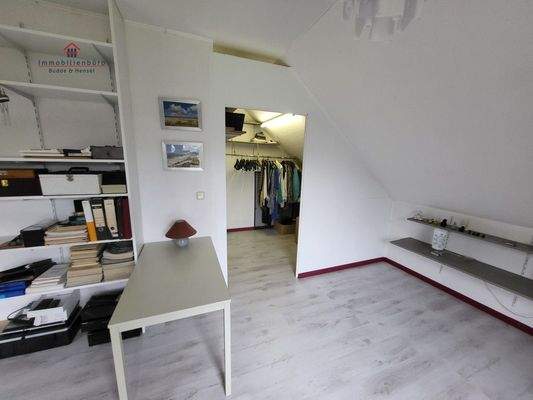 Schlafzimmer mit Blick Ankleidezimmer