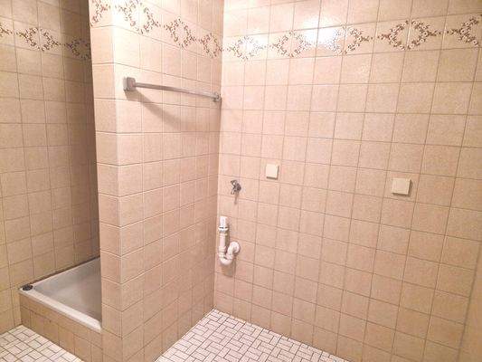 UG: Duschbad mit Waschmaschinenanschluss