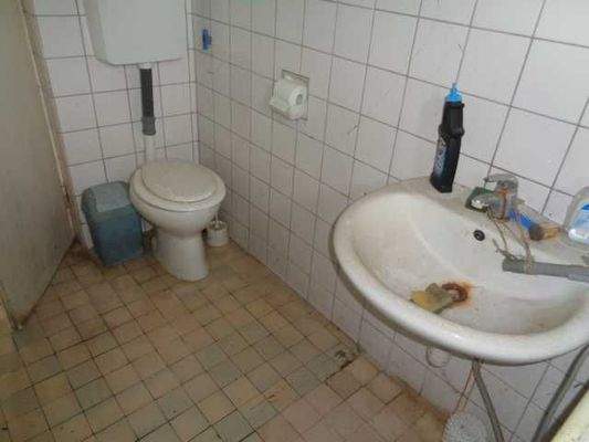 Bad mit Dusche +Wc+Fenster