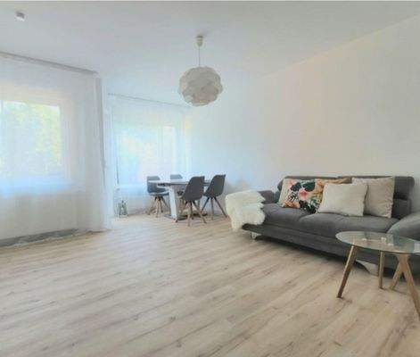 Wohnzimmer mit Zugang zum sonnigen Garten 