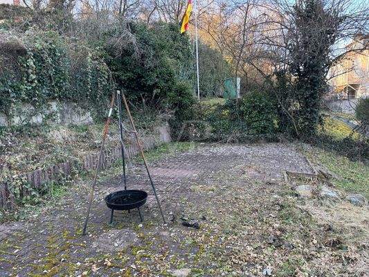 Gepflasteter Bereich im Garten