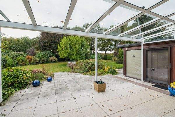 Terrasse mit Wintergarten