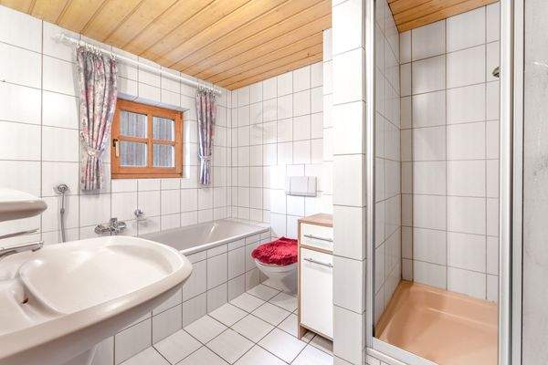 Badezimmer (EG)