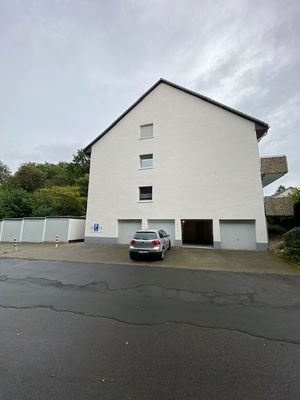 Nordwestansicht / Garage