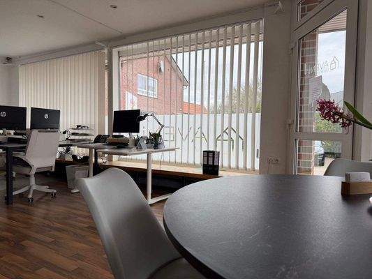 6Vorne Besprechungstisch.jpeg