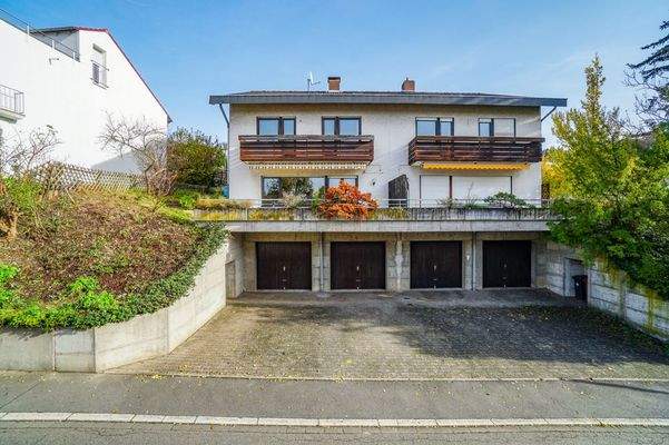 Ansicht mit Doppelgarage und Terrasse