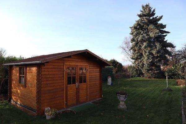 Blockhaus mit Wasser- und Stromanschlüssen