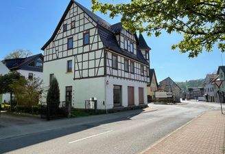 Ansicht mit Hofeinfahrt