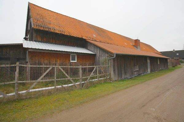 Eingefriedetes Hauptgebäude mit weiteren Anbauten
