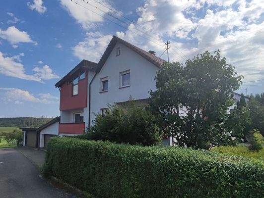 Haus mit Garagen.jpg