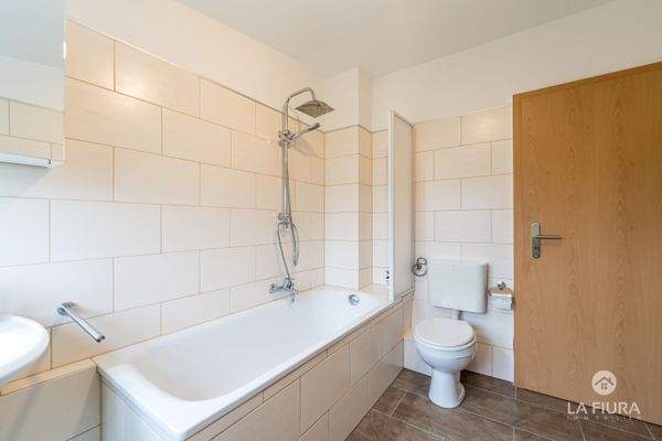 Tageslichtbad mit Duschwanne