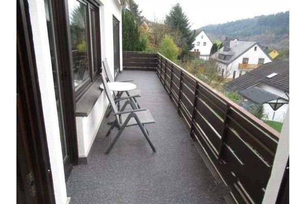 Balkon - mit Blick in den Garten (o. Gew.)