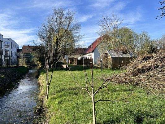 Gartenansicht mit Bach