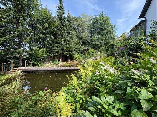 Steg über Gartenteich