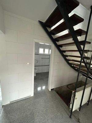 Treppe zum Keller und DG