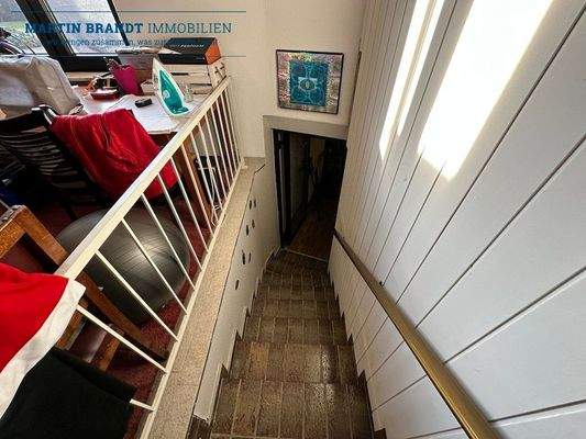 Treppenabgang zum Schwimmbad und Sauna