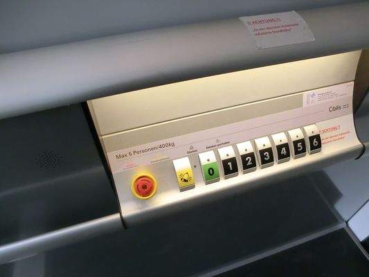 01d Bedienpult im Aufzug.JPG