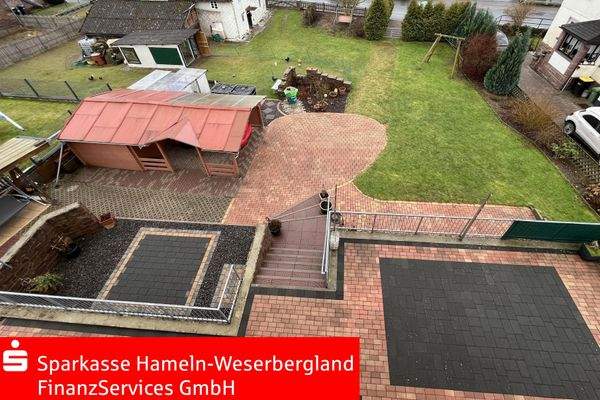 Blick auf das Grundstück und die große Terrasse