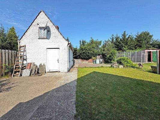 Blick zum Nebengebäude