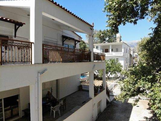 Kreta, Vryses: Wohngebäude mit Pool und Bergblick zu verkaufen – Ideale Investition im Apokoronas!