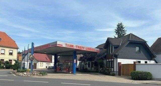Gesamtansicht Haus mit Tankstelle
