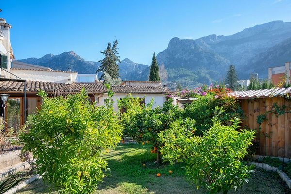 Mit Aussicht auf das Tramuntana Gebirge