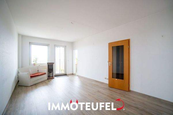 Wohnzimmer mit Zugang zum Balkon